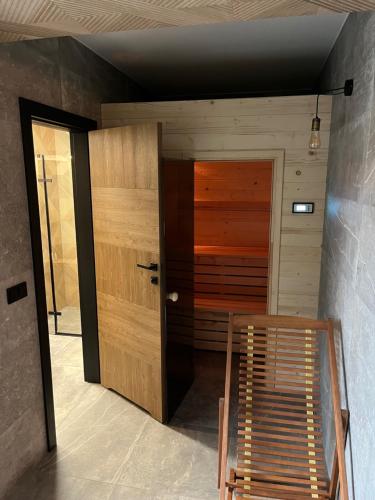 Habitación con puerta de madera y escalera. en View & Spa Villa en Kluszkowce