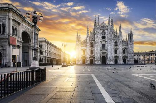 Luminoso Attico con Garage Gratis vicino al Duomo e allo IEO