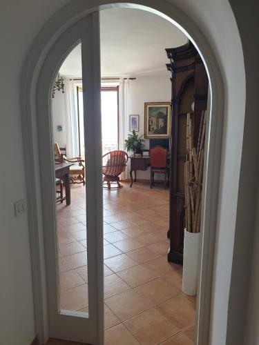 an archway into a living room with a dining room at Kalimaka Bed & Breakfast in Scario