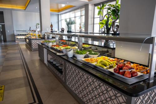 een buffet met veel verschillende soorten eten bij Duja Didim - Ultra All Inclusive in Didim