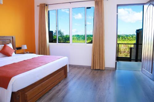 ウダワラウェにあるAli Weta Safari Resortのベッドルーム1室(ベッド1台、大きな窓付)