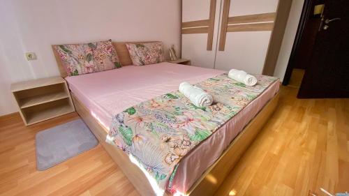 Giường trong phòng chung tại Слънчев и уютен апартамент в Оазис 3