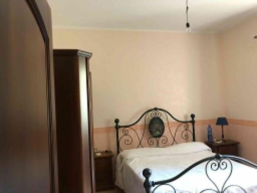 Schlafzimmer mit einem Bett und einem Spiegel in der Unterkunft Villa Filippa in Nicosia