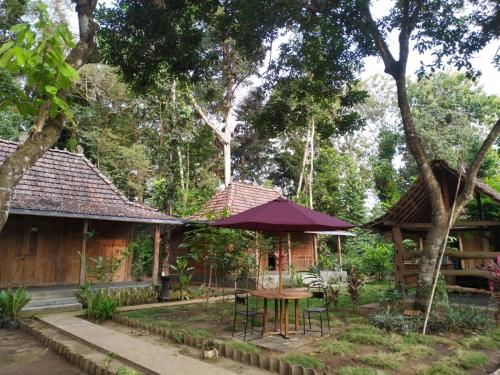 a house with a table in front of it at omah kayu jagalan in Magelang