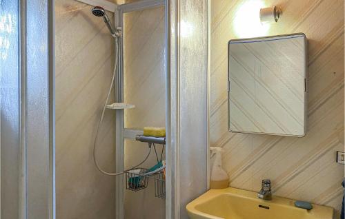W łazience znajduje się prysznic, umywalka i lustro. w obiekcie Beautiful Home In Laholm With Kitchen w mieście Laholm