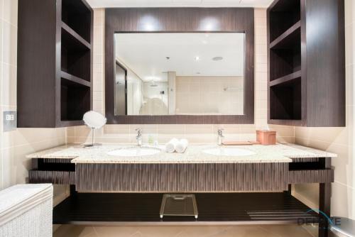 Koupelna v ubytování Paradise 2BR at Royal Amwaj North Palm Jumeirah by Deluxe Holiday Homes