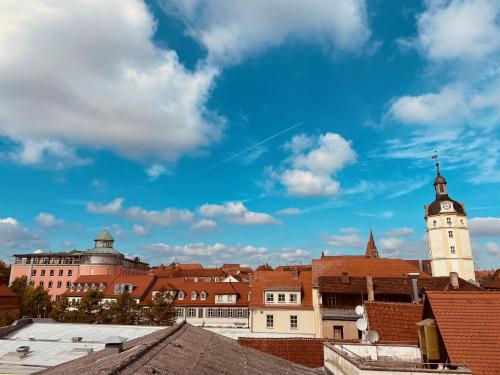Blick auf eine Stadt mit einem Uhrturm in der Unterkunft Hotel Residenz in Ansbach