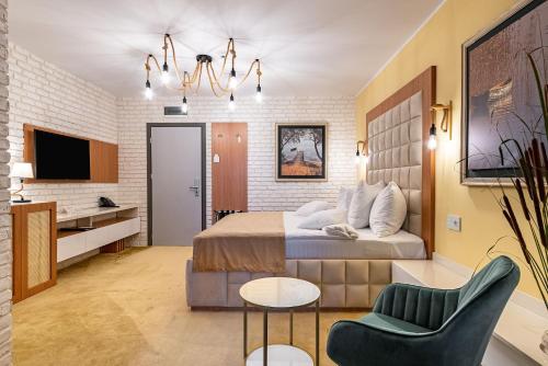una camera con letto e un soggiorno di Razelm Luxury Resort a Jurilovca