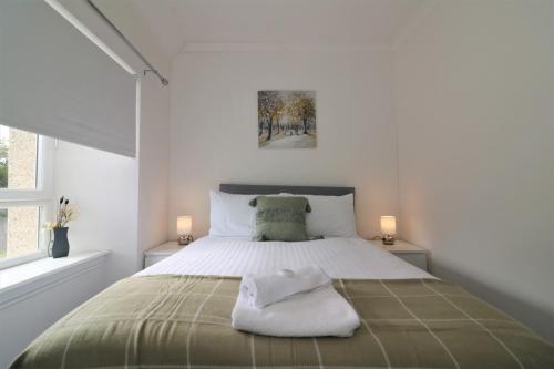 Una cama o camas en una habitación de Signature - Kirkhill Middle