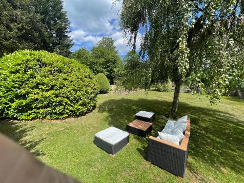 ławka pod drzewem w parku w obiekcie A l'Ombre des tilleuls w mieście Husseren-Wesserling