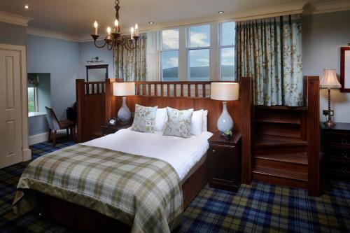Postel nebo postele na pokoji v ubytování Loch Fyne Hotel & Spa