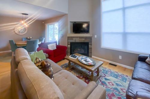 ein Wohnzimmer mit Couch und Kamin in der Unterkunft Aspen Getaway in Edwards