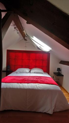 a large bed with a red headboard in a room at 50 M OCÉAN maison classée 2 étoiles 2/7 personnes in Mimizan