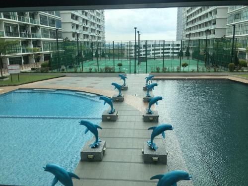 un grupo de delfines en una piscina en 23-Mount Austin Palazio ModernHome Studio Wi-Fi TvBox, en Johor Bahru