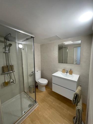 een badkamer met een douche, een wastafel en een toilet bij Ático a 200 metros de la playa in Las Palmas de Gran Canaria