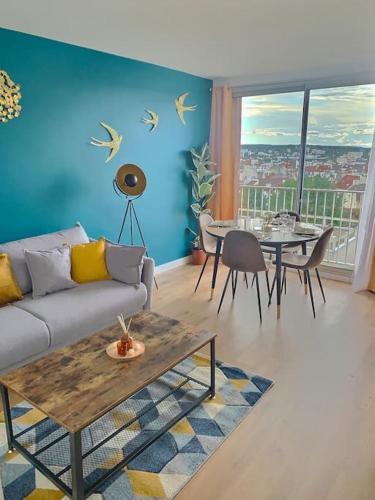 un salon avec un canapé et une table dans l'établissement Appartement spacieux hyper centre Saint Germain, à Saint-Germain-en-Laye