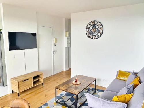 サン・ジェルマン・アン・レーにあるAppartement spacieux hyper centre Saint Germainのソファとテーブルのあるリビングルーム