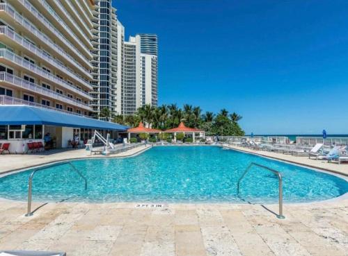 una gran piscina con vistas al océano en MIAMI APARTMENT RENTAL en Miami Beach