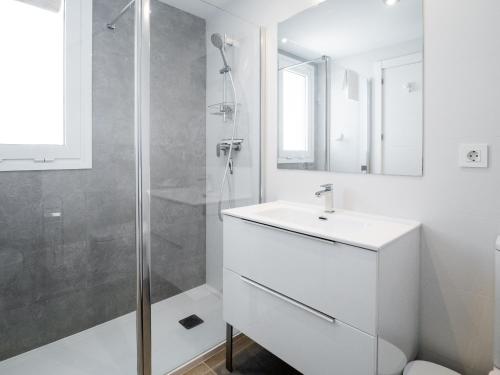 Ένα μπάνιο στο Luxury new modern penthouse with golf and sea Views - Via Celere 2390