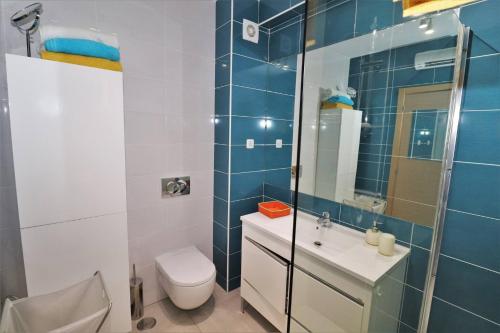 y baño con aseo, lavabo y ducha. en Albufeira Modern Condominium Vitismar With Pool, en Guia