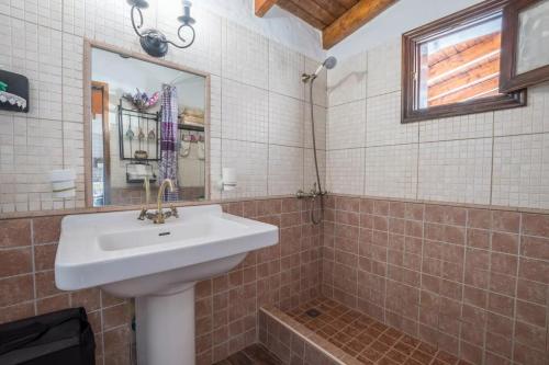 a bathroom with a sink and a mirror at Casa María, Tamaimo in Tamaimo