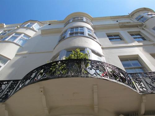 um edifício com uma varanda com uma planta sobre ele em Blanch House em Brighton & Hove