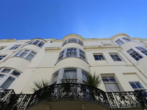 duży budynek z balkonem przed nim w obiekcie Blanch House w Brighton and Hove