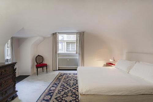 um quarto com uma grande cama branca e uma janela em Garibaldi Glamorous Apartment by Wonderful Italy em Gênova