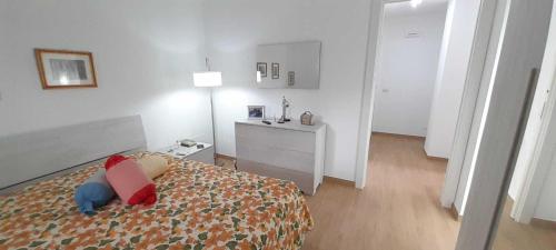 een slaapkamer met een bed met een rood kussen erop bij Appartamento 2 con piscina in Caltagirone