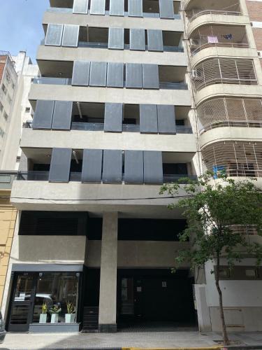 budynek z panelami słonecznymi na boku w obiekcie Estudio completo en zona centro, a 200 metros del rio w mieście Rosario