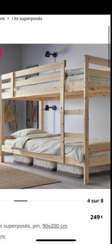 Ce lit superposé en bois se trouve dans un dortoir. dans l'établissement Gîte-appart privé du Domaine Spa piscine sauna, à Lescout