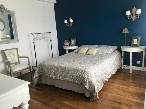 ein Schlafzimmer mit einem Bett und einer blauen Wand in der Unterkunft Jolie Chambre proche Centre Ville de Rennes in Rennes