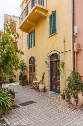 History & Culture in Old Town Chania