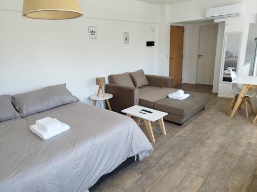 sypialnia z łóżkiem i kanapą w obiekcie Cabildo Complete Suite w BuenosAires