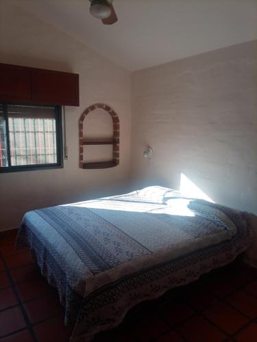 1 dormitorio con 1 cama con manta azul en Cabañas Akumali en Nono