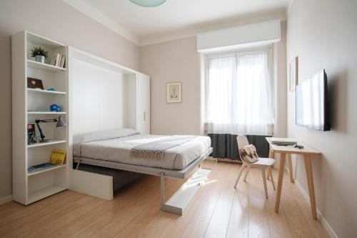 - une chambre avec un lit, un bureau et une fenêtre dans l'établissement Sigieri Residence Milano, à Milan