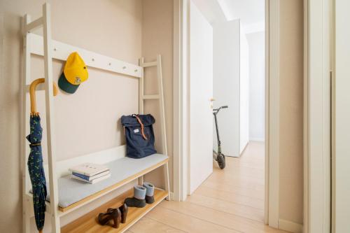ミラノにあるシギエリ　レジデンス　ミラノの二段ベッドと廊下が備わる小さな客室です。