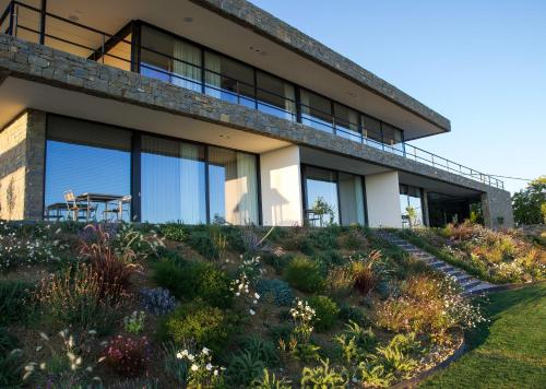 un edificio con un jardín delante de él en Monte Piccolo B&B, en Buje