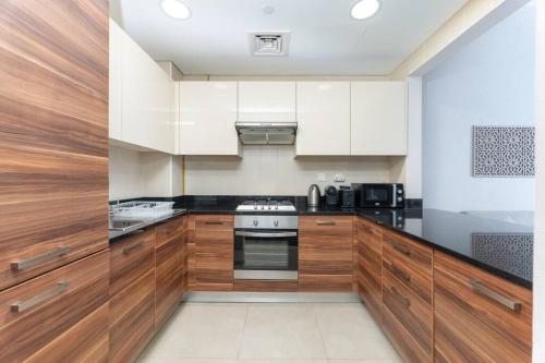 Kuchyň nebo kuchyňský kout v ubytování Boho styled home in Sparkle Tower JBR by Suiteable