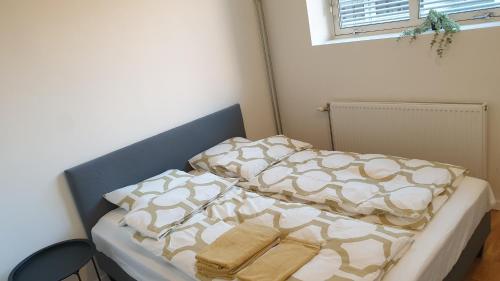 - un lit avec 2 oreillers dans l'établissement Cozy 1 bedroom apartment in Oslo centrum, à Oslo