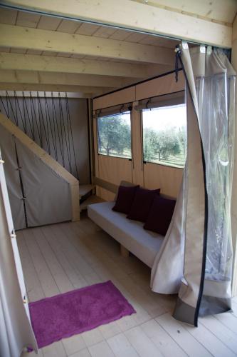 a small room with a couch and a window at Agriturismo Podere Prataccio in Scansano