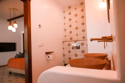 a bathroom with a sink and a bed and a tub at Finca Besito in Alhaurín el Grande
