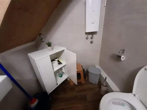 a small bathroom with a toilet and a sink at Limone apartmani Niš in Niš