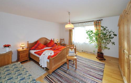1 dormitorio con 1 cama y una maceta en 110 qm Ferienwohnung Haus Renn en Bischofswiesen