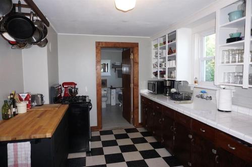 eine Küche mit schwarz-weiß kariertem Boden in der Unterkunft 3778 East Lake Road in Dunkirk