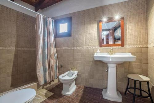 La salle de bains est pourvue d'un lavabo et de toilettes. dans l'établissement Casa Mercedes, Tamaimo, à Tamaimo