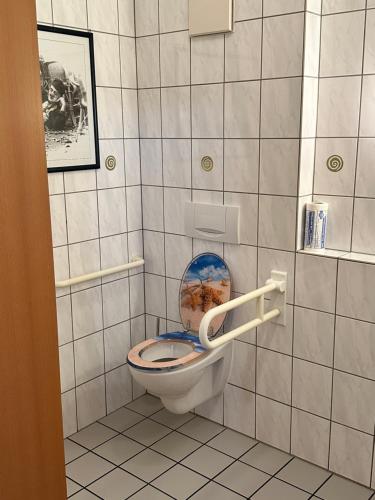 a bathroom with a toilet with the seat up at Hotel Rosengarten in Bernkastel-Kues