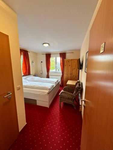 Habitación de hotel con cama y ventana en Hotel Rosengarten, en Bernkastel-Kues
