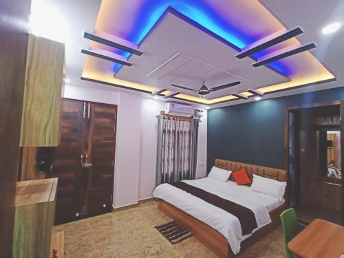 een slaapkamer met een bed met een blauw plafond bij SIDDHARTHA INN in Lucknow