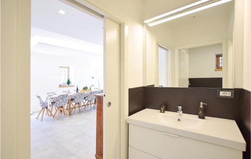 a bathroom with a sink and a mirror at Stunning Home In Ledro With Wifi in Ledro